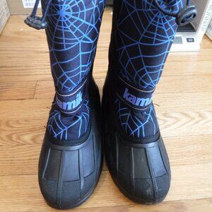 Kamik Boys Size 4 (Big Kid) Winter Snow Boots Black Blue Spiderweb Pattern